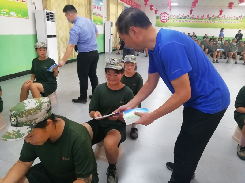 热烈欢迎汉川市人民检察院领导莅临我校开展法制教育活动