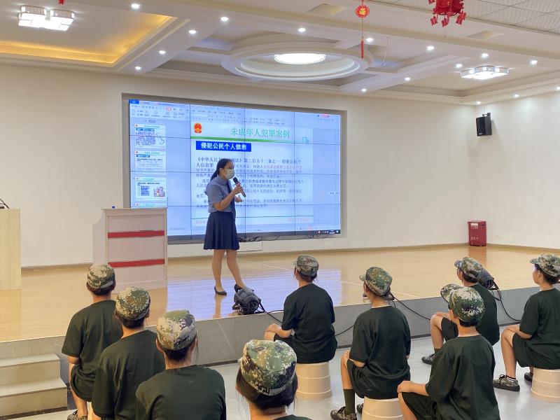 热烈欢迎汉川市人民检察院领导莅临我校开展法制教育活动