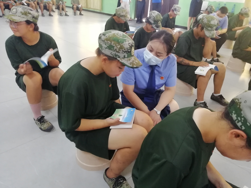 热烈欢迎汉川市人民检察院领导莅临我校开展法制教育活动