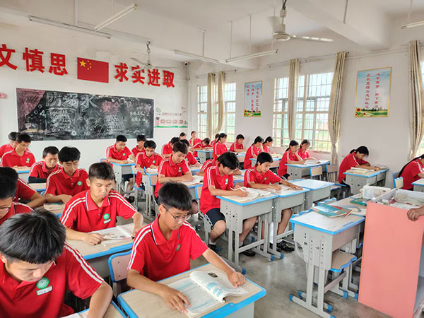 高中女生情绪失控时攻击他人，是性格缺陷还是心理问题？