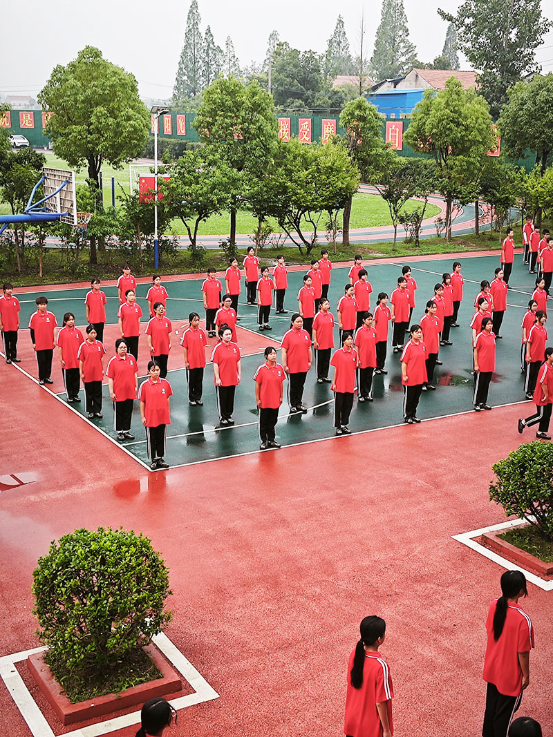 中学女孩手机不离手，是孤独还是习惯依赖？