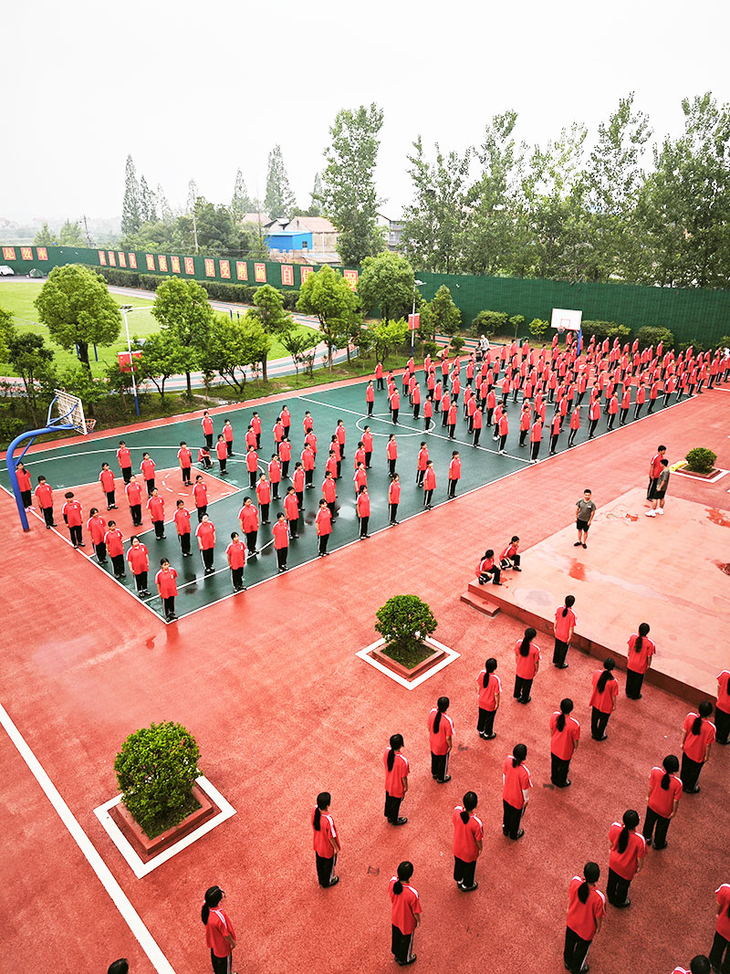 中学生沉迷手机，父母严格管控会不会反弹？